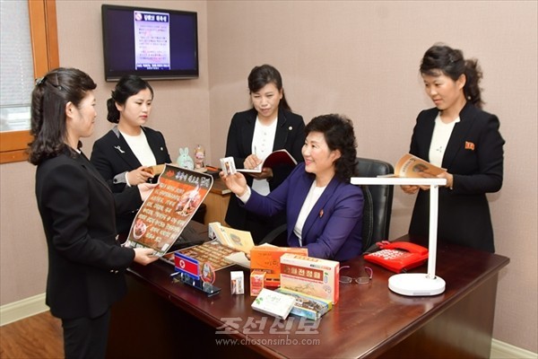 북한 꽁 머니 카지노연구보급소 화성분소 직원들(사진=조선신보)