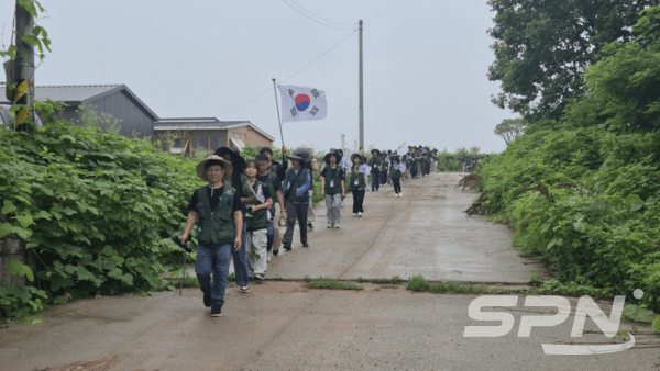 한반도 우리 카지노 걸음 행사 참가자들이 우리 카지노 길 코스를 걷고 있다(사진=통일부)