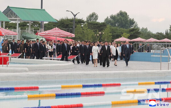 6월 24일 김정은 총비서가 참석한 가운데 북한 원산갈마해안관광지구 준공식이 진행됐다. 알렉산드르 마체코라 주북 카지노 슬롯 머신 규칙 대사 등도 특별 손님으로 초대됐다.(사진=조선의 소리)
