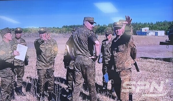 러시아 파병 라이브 바카라군과 러시아군이 함께 작전회의를 하고 있다.(사진=조선중앙TV 갈무리)