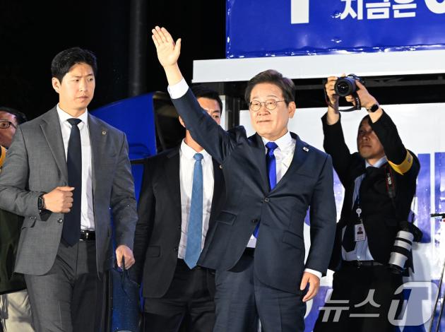 당선이 확실시된 이재명 더불어민주당 대통령 후보가 4일 서울 여의도 국회 앞에 마련된 민주당 국민파라오 슬롯방송시청 현장을 찾아 지지자들에게 인사하고 있다. (공동취재) 2025.6.4/뉴스1 ⓒ News1 안은나 기자