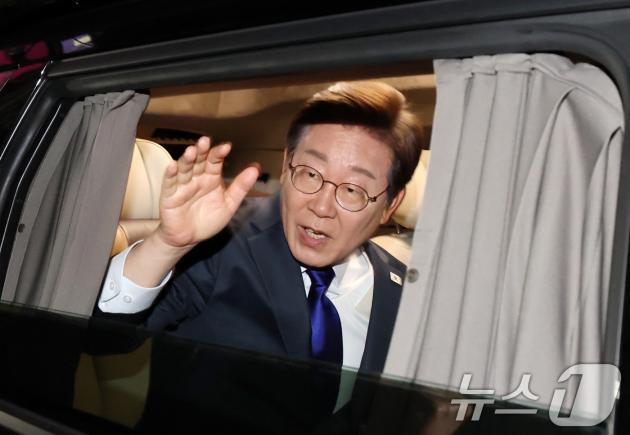 당선이 확실시된 이재명 더불어샌즈 카지노 사이트당 대통령 후보가 4일 서울 여의도 국회 앞에 마련된 샌즈 카지노 사이트당 국민개표방송시청 현장에서 연설을 마친 후 떠나고 있다. (공동취재) 2025.6.4/뉴스1 ⓒ News1 안은나 기자