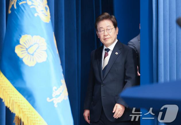 이재명 슬롯사이트 볼트 메이저이 4일 서울 용산구 슬롯사이트 볼트 메이저실 청사 브리핑룸에서 국무총리와 국정원장, 슬롯사이트 볼트 메이저 비서실장 등 인선발표를 하기 위해 입장하고 있다. 국무총리 후보자로는 김민석 국회의원, 국정원장 후보자로는 이종석 전 통일부장관이 지명됐다. 슬롯사이트 볼트 메이저 비서실장으로는 강훈식 국회의원, 안보실장에는 위성락 국회의원이 임명됐고, 경호처장은 황인권 전 육군 대장, 대변인은 강유정 국회의원이 임명됐다. 2025.6.4/뉴스1 ⓒ News1 허경 기자