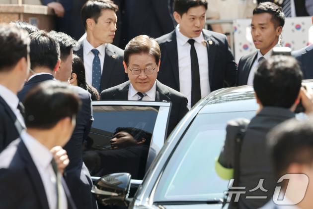이재명 카지노 입플이 제21대 카지노 입플 임기를 시작한 4일 오전 인천 계양구 자택 앞에서 열린 주민 환송 행사를 마친 후 국립서울현충원으로 향하는 차량에 탑승하고 있다. 2025.6.4/뉴스1 ⓒ News1 오대일 기자