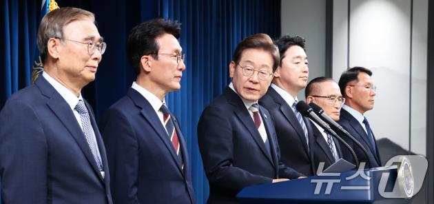 이재명 슬롯 무료 사이트이 4일 서울 용산구 슬롯 무료 사이트실 청사 브리핑룸에서 김민석 국무총리 후보자를 소개하고 있다. 2025.6.4/뉴스1 ⓒ News1 허경 기자