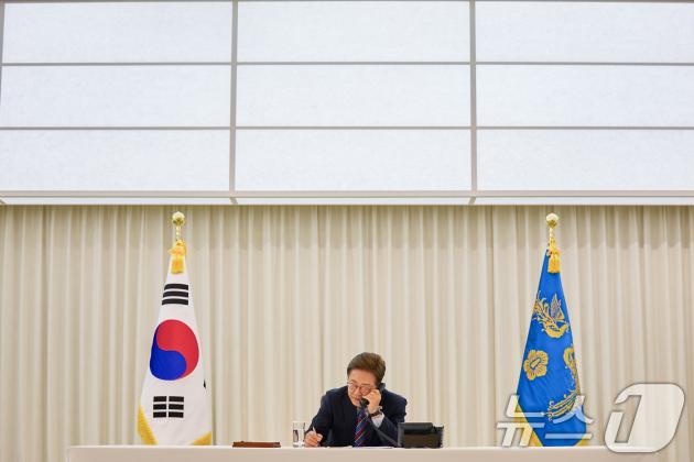이재명 대통령이 6일 한남동 관저에서 도널드 트럼프 미국 대통령과 전화 통화를 하고 있다. (슬롯 제공. 재판매 및 DB 금지) 2025.6.6/뉴스1 ⓒ News1 허경 기자