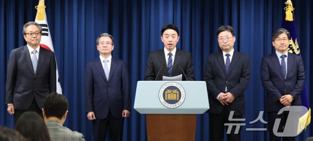 강훈식 슬롯사이트 추천 비서실장이 6일 서울 용산구 슬롯사이트 추천실 청사에서 수석비서관 인선 발표을 하고 있다. 왼쪽부터 문진영 사회수석, 김용범 정책실장, 강 비서실장, 하준경 경제성장수석, 류덕현 수석급 재정기획보좌관. 2025.6.6/뉴스1 ⓒ News1 허경 기자