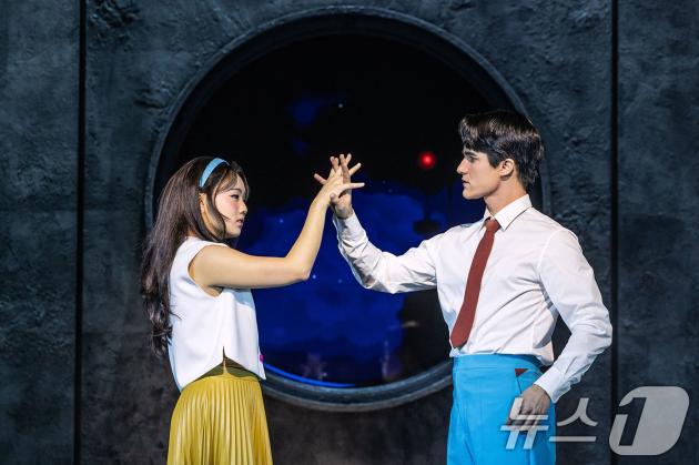 뮤지컬 '어쩌면 해피엔딩(Maybe Happy Ending)'의 공연모습. (NHN 제공, 재배포 및 DB금지) 2025.6.9/뉴스1