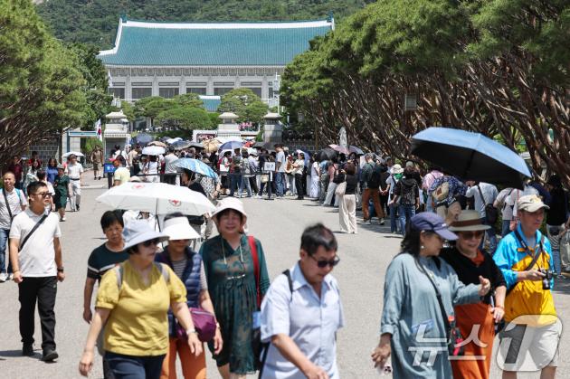 이재명 대통령이 집무실을 바카라 꽁 머니로 이전할 방침인 가운데 5일 서울 종로구 바카라 꽁 머니 경내가 관람객들로 붐비고 있다. 2025.6.5/뉴스1 ⓒ News1 민경석 기자