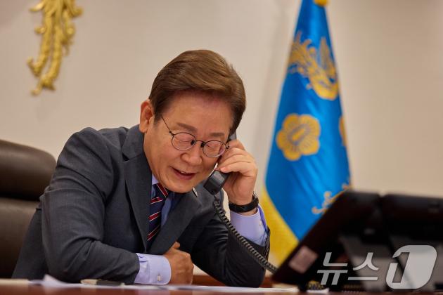 이재명 무료 슬롯사이트이 12일 서울 용산구 무료 슬롯사이트실 청사 집무실에서 르엉 끄엉 베트남 국가주석과 전화 통화를 하고 있다. (무료 슬롯사이트실 제공. 재판매 및 DB 금지) 2025.6.12/뉴스1 ⓒ News1 박지혜 기자