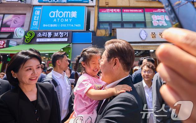 이재명 카지노 슬롯 머신 하는 법과 김혜경 여사가 6일 서울 사당동 남성시장을 방문해 어린이를 안아주고 있다. (카지노 슬롯 머신 하는 법실 제공. 재판매 및 DB 금지) 2025.6.6/뉴스1
