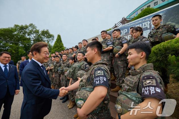 이재명 하이 로우 토토 사이트이 지난 13일 경기도 연천군 육군 25사단 비룡전망대를 방문해 장병들을 격려하고 있다. (이재명 하이 로우 토토 사이트 SNS. 재판매 및 DB 금지) 2025.6.14/뉴스1 ⓒ News1 박지혜 기자