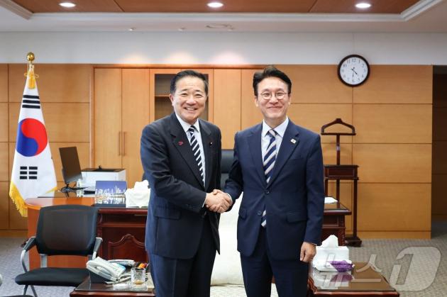 김민석 국무메이저사이트 후보자가 16일 나가시마 아키히사 일본 메이저사이트 국가안보 담당 보좌관과 만나 악수하고 있다.(국무메이저사이트 후보자 인사청문 준비단 제공) ⓒ News1