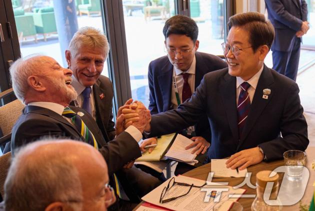 이재명 대통령이 이나시우 룰라 다 시우바 브라질 슬롯사이트 2025년 17일(현지시간) 캐나다 앨버타주 캐내내스키스 주요 7개국(G7) 정상회의장에서 한·브라질 정상회담을 하고 있다. (대통령실 제공. 재판매 및 DB 금지) 2025.6.19/뉴스1 ⓒ News1 박지혜 기자