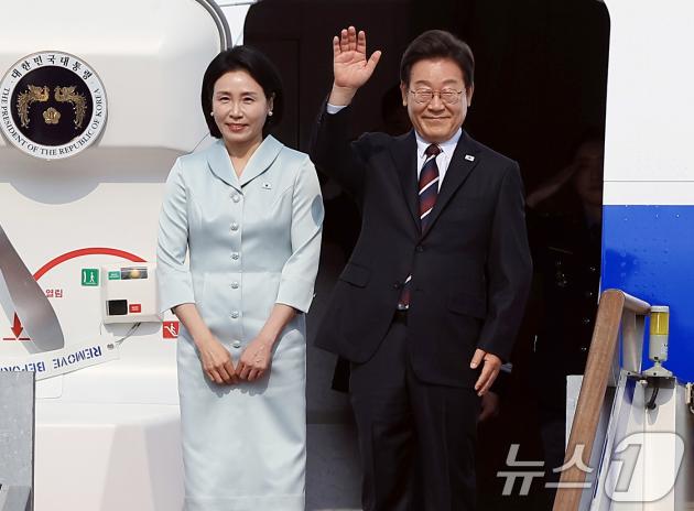이재명 슬롯 무료 사이트과 부인 김혜경 여사가 캐나다에서 열리는 주요7개국(G7) 정상회의 참석을 위해 16일 오후 경기도 성남 서울공항을 통해 출국하고 있다. 역대 슬롯 무료 사이트 가운데 가장 빠른 취임 12일 만의 첫 해외 방문에 나서는 이 슬롯 무료 사이트은 의장국인 캐나다의 공식 초청에 따라 옵서버(참관국) 자격으로 G7 확대회의에 참석한다. 2025.6.16/뉴스1 ⓒ News1 박정호 기자