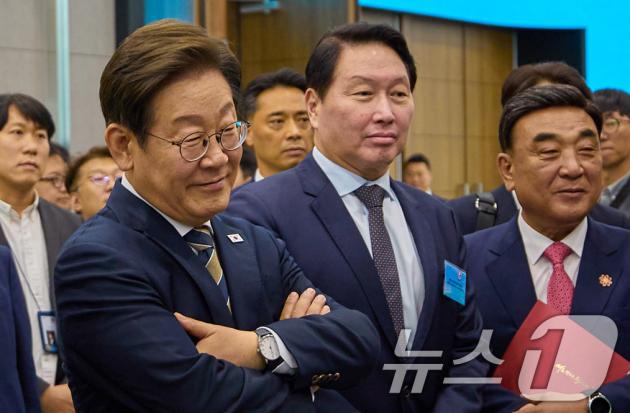 이재명 대통령이 20일 울산 울주군 울산전시컨벤션센터에서 열린 인공지능(AI) 글로벌 협력 기업 간담회 뒤 최태원 회장과 AI 제품·서비스 시연을 참관하고 있다. (슬롯 머신 게임 제공. 재판매 및 DB 금지) 2025.6.20/뉴스1 ⓒ News1 박지혜 기자