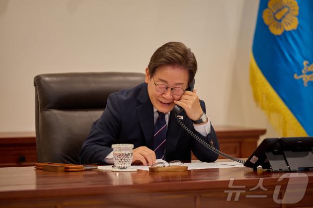 이재명 바카라이 23일 서울 용산구 바카라실 청사 집무실에서 안와르 이브라힘 말레이시아 총리와 전화 통화를 하고 있다. (바카라실 제공. 재판매 및 DB 금지) 2025.6.23/뉴스1 ⓒ News1 허경 기자