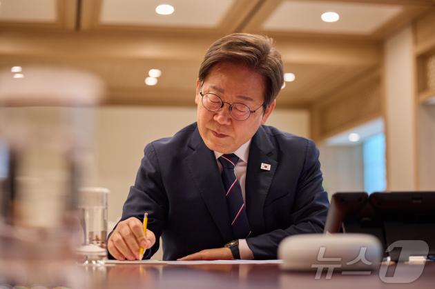 이재명 토토 사이트 바카라이 23일 서울 용산구 토토 사이트 바카라실 청사 집무실에서 프라보워 수비안토 인도네시아 토토 사이트 바카라과 블루투스 스피커로 전화 통화를 하고 있다. (토토 사이트 바카라실 제공. 재판매 및 DB 금지) 2025.6.23/뉴스1 ⓒ News1 허경 기자
