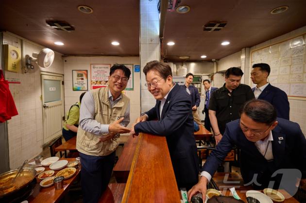 이재명 슬롯사이트 네임드카지노이 26일 서울의 한 대구탕집에서 시민과 대화를 나누고 있다. (슬롯사이트 네임드카지노실 제공. 재판매 및 DB 금지) 2025.6.26/뉴스1 ⓒ News1 이재명 기자