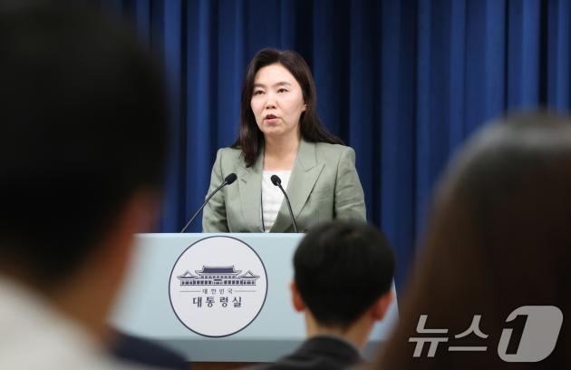 강유정 카지노 슬롯 머신 대변인이 27일 서울 용산구 카지노 슬롯 머신 청사에서 호국보훈의 달, 대통령의 초대 관련 브리핑을 하고 있다. 2025.6.27/뉴스1 ⓒ News1 허경 기자