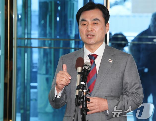 안규백 국방부온라인 바카라 후보자가 27일 서울 용산구 육군회관에 마련된 인사청문회 준비 집무실로 출근하며 취재진의 질의에 답하고 있다. 2025.6.27/뉴스1 ⓒ News1 허경 기자