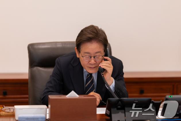 이재명 우리 카지노이 30일 서울 용산구 우리 카지노실 청사 집무실에서 로렌스 웡 싱가포르 총리와 전화 통화를 하고 있다. (우리 카지노실 제공. 재판매 및 DB 금지) 2025.6.30/뉴스1 ⓒ News1 허경 기자