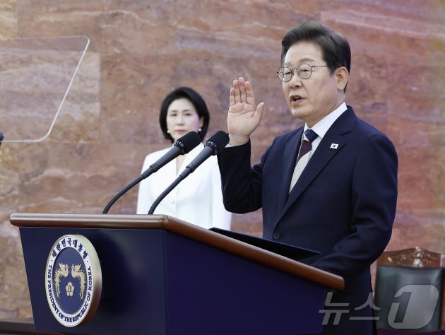 이재명 슬롯사이트 볼트 추천이 4일 오전 국회 본청 로텐더홀에서 열린 제21대 슬롯사이트 볼트 추천 취임 선서 행사에서 선서를 하고 있다. 2025.6.4/뉴스1 ⓒ News1 국회사진기자단
