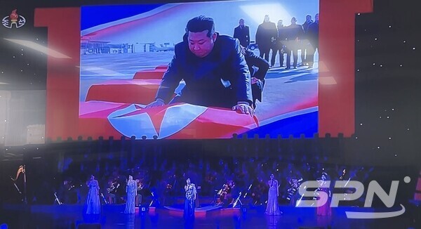 김정은 북한 총비서가 우크라이나 전쟁에서 온라인카지노한 것으로 추정되는 북한군의 유해를 봉환하고 있다(사진=조선중앙TV 갈무리)