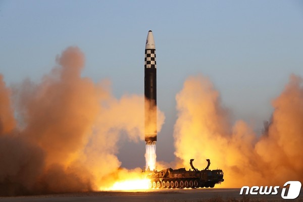 북한이 대륙간탄도미사일(슬롯 머신 규칙)을 시험발사하고 있다.(사진=노동신문/뉴스1)