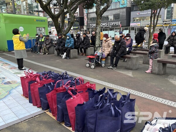 노숙인 봉사활동에 나선 김영녀 목사(사진=김영녀 목사)