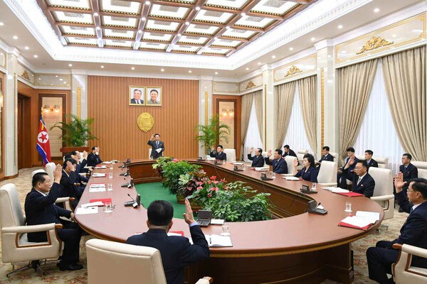 북한 온라인 슬롯회의 상임위원회 제14기 제36차 전원회의를 최룡해 상임위원장이 사회하고 있다.(사진=노동신문/뉴스1)