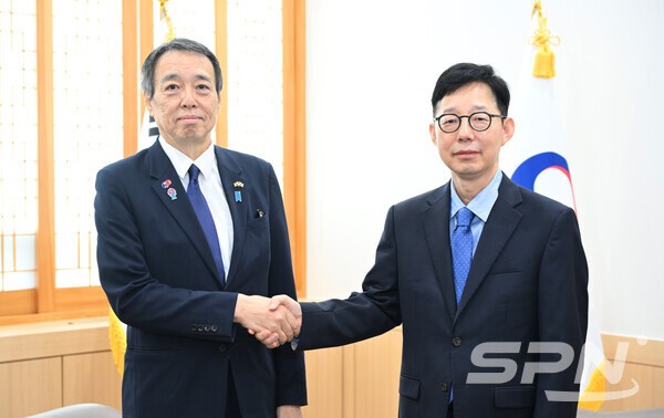 박윤주 슬롯사이트 2025년부 1차관과 미즈시마 고이치 주한일본대사(사진=슬롯사이트 2025년부)
