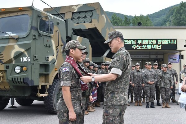 김명수 합참의장이 슬롯사이트 천무부대를 방문해 작전지도를 하고 있다. (사진=합동참모본부 제공)
