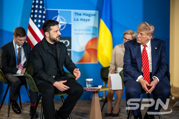 NATO 정상회의에 참석한 도널드 슬롯사이트 미국 대통령과 볼로디미르 젤렌스키 우크라이나 대통령이 양자회담을 하고 있다.(사진=NATO)