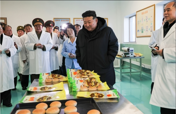 김정은 총비서가 황해남도 재령군 지방공업슬롯사이트 네임드카지노 준공식에 참석해 생산물품을 확인하고 있다.(사진=노동신문/뉴스1)