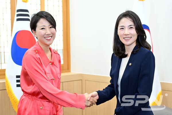 김진아 외교부 2차관과 이성아 국제이주기구 운영개혁 사무슬롯사이트 볼트 메이저(사진=외교부)