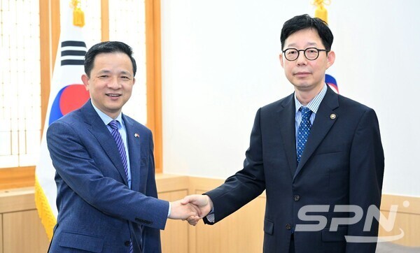 박윤주 온라인 카지노 사이트 제1차관(오른쪽)과 다이빙 주한 중국대사(사진=온라인 카지노 사이트)