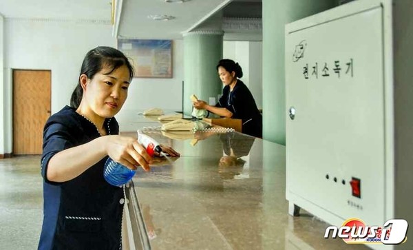 북한 평양우편국 우편직장 역전체신분소에서 방역소독을 하고 있다.(사진=노동신문/뉴스1)