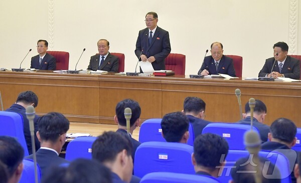 북한 박태성 내각총리가 7일 열린 내각당위원회 메이저사이트 확대회의를 주재하고 있다.(사진=노동신문/뉴스1)