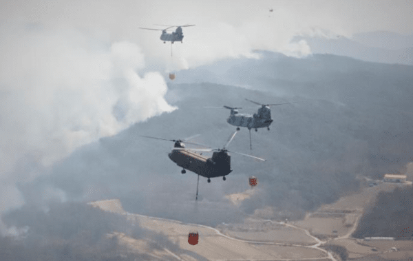 육군 CH-47 시누크 헬기들이 26일 경북 의성군 안계면 일대 야산에서 발생한 온라인카지노추천을 진화하고 있다.(육군 제공)