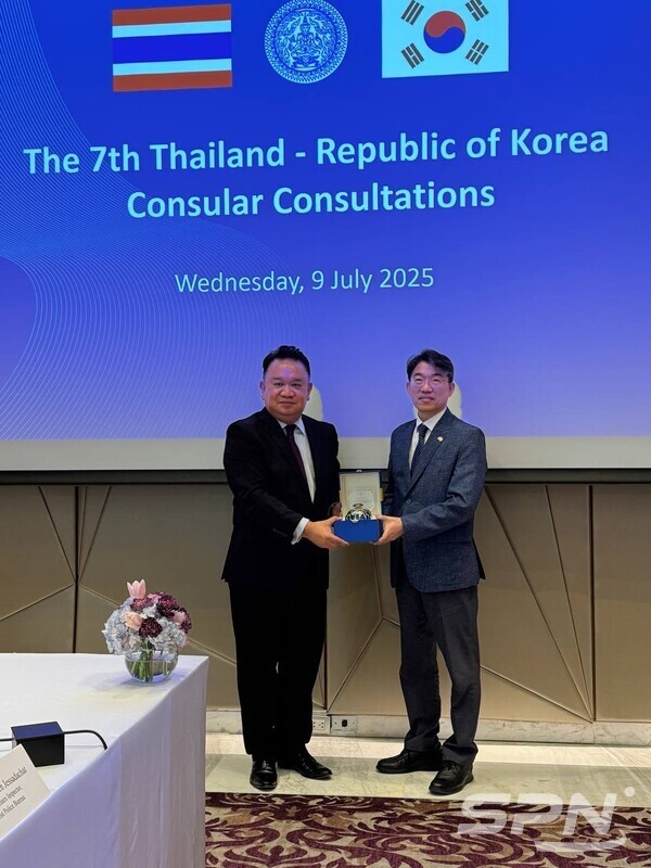 윤주석 외교부 영사안전국장과 뭉콘 쁘라툼깨우 라이브 바카라 외교부 영사국장(사진=외교부)