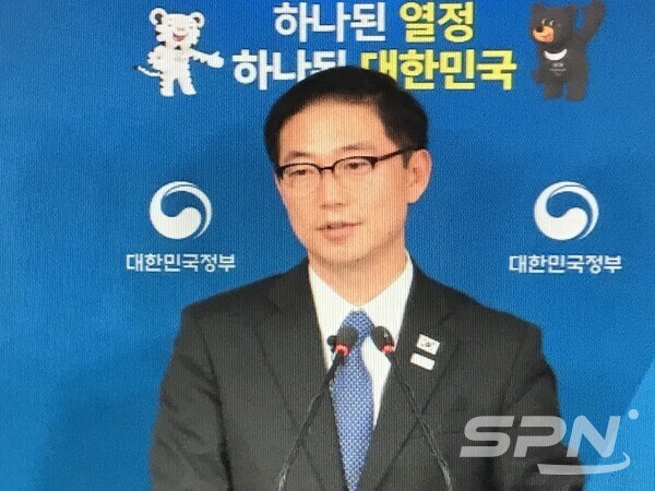 천해성 전 코인 카지노 사이트 차관이 남북 실무회담 내용을 설명하고 있는 모습(사진=SPN)