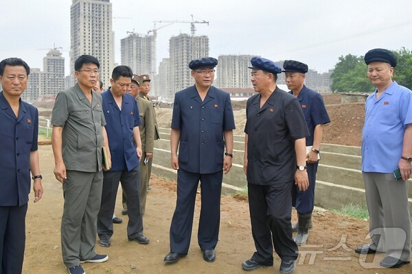 박태성 북한 내각바카라 꽁 머니가 화성지구 살림집 건설장을 시찰하고 있다.(사진=노동신문/뉴스1)