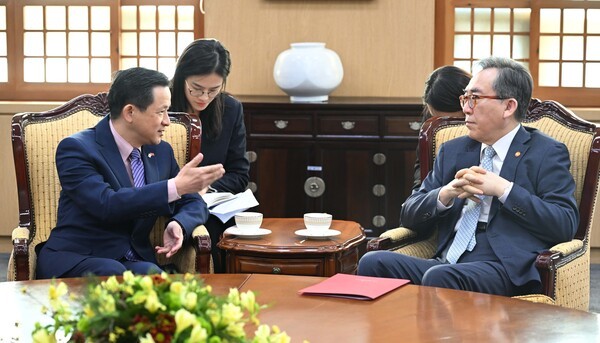 조태열 외교부 장관과 다이빙 주한 온라인 슬롯 대사(사진=외교부)