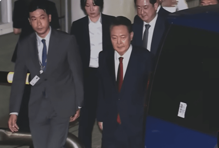 슬롯사이트 보스 전 대통령이 9일 구속 전 피의자 심문을 마치고 서울중앙지법을 떠나고 있다.(JTBC 화면 갈무리)