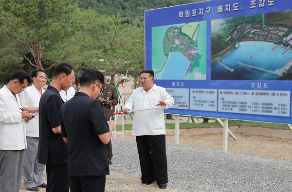 북한 김정은 총비서가 13일 함경남도 낙원군 바닷가카지노 바카라 건설장을 현지지도하고 있다.(사진=노동신문/뉴스1)