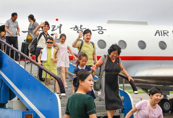 원산갈마슬롯 머신 프로그램 방문을 위해 항공편으로 원산비행장에 도착하는 북한 주민들(사진=노동신문/뉴스1)