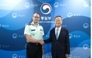 김남중 슬롯사이트 꽁머니부 신임 차관과 데릭 맥컬리 유엔사 부사령관(사진=슬롯사이트 꽁머니부)