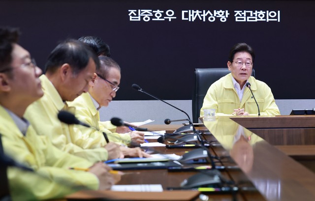 이재명 바카라이 18일 서울 종로구 정부서울청사 중앙재난안전상황실 서울상황센터에서 집중호우 대처상황 점검회의를 주재하고 있다.(사진=바카라실 제공)