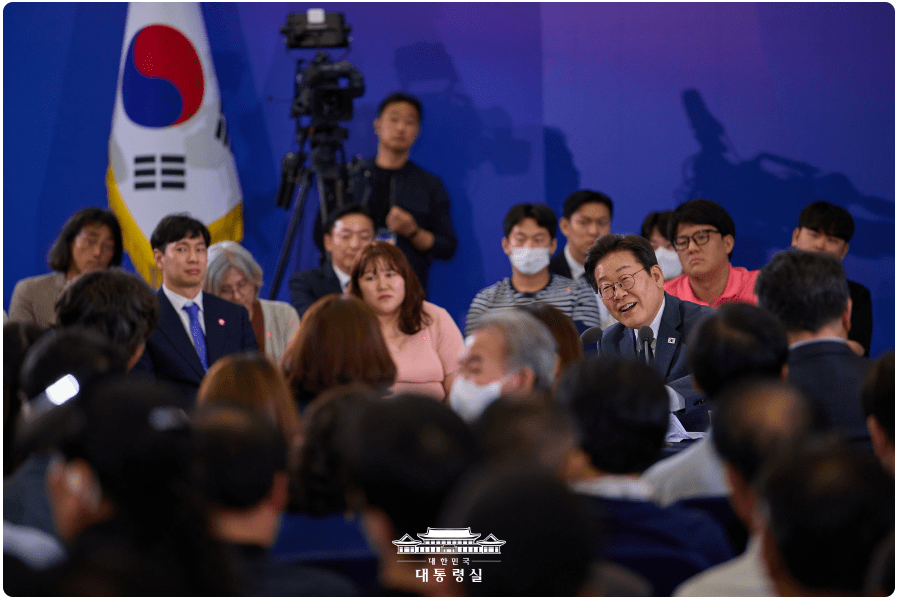 이재명 대통령이 지난달 25일 광주광역시 국립아시아문화전당에서 정책토론회를 갖고 있다.(하이 로우 토토 사이트 제공)